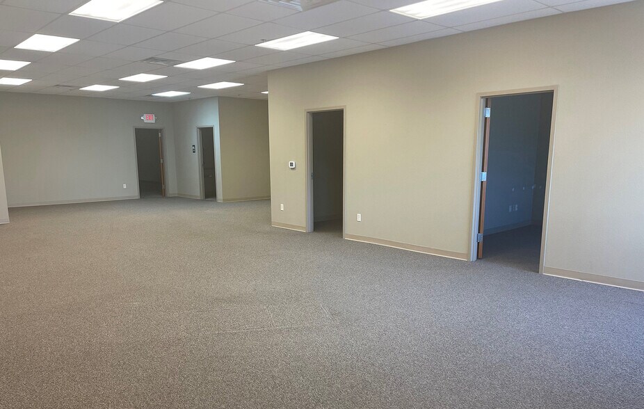 More Photos Of 4125 Terminal Dr, McFarland Showroom For Lease