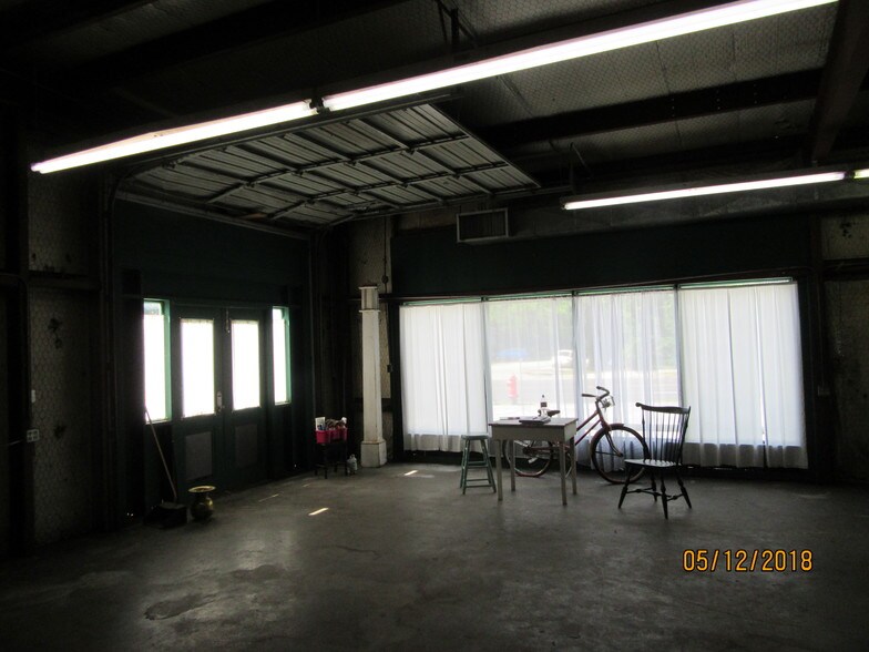 More Photos Of 205 NE Loop 230, Smithville Warehouse For Lease