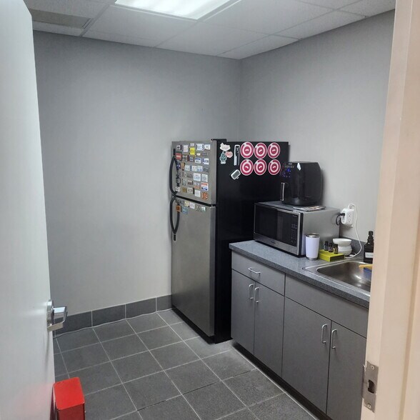 More Photos Of 11251 NW 20th St, Miami Showroom For Lease