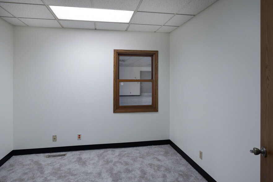 More Photos Of 321 NE Wilson St, Minneapolis Light Distribution For Lease