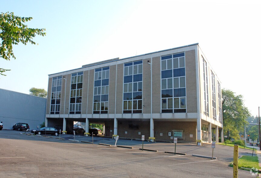 More Photos Of 701 W Broad St, Falls Church Office For Lease