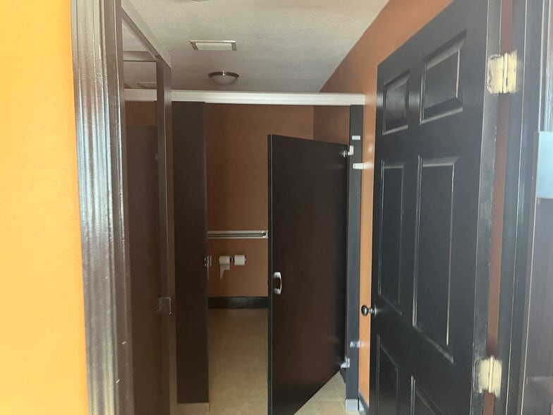 More Photos Of 3461 Peeler Rd, Jacksonville Sports And Entertainment For Sale