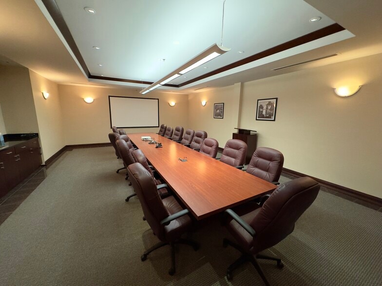 More Photos Of 322 N Old Woodward Ave, Birmingham Office For Lease