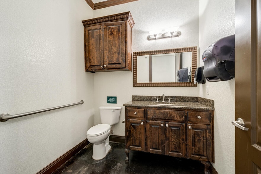 More Photos Of 5849 Park Vista Cir, Keller Showroom For Lease