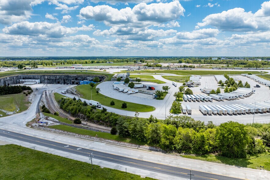 More Photos Of 3610 E Kearney St, Springfield Warehouse For Lease