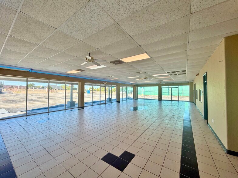 More Photos Of 6910 N Broadway Ext, Oklahoma City Showroom For Lease