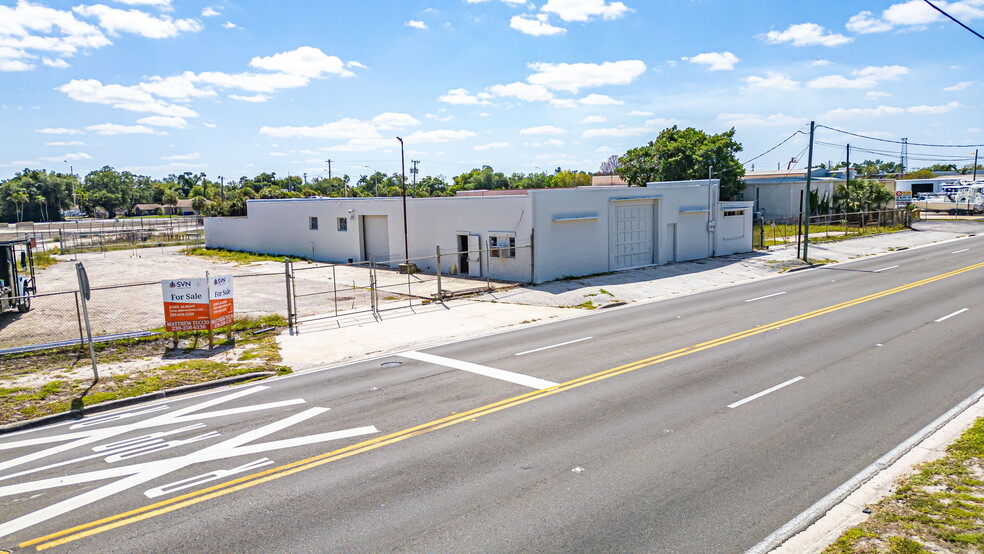 More Photos Of 2111 Fowler St, Fort Myers Warehouse For Sale