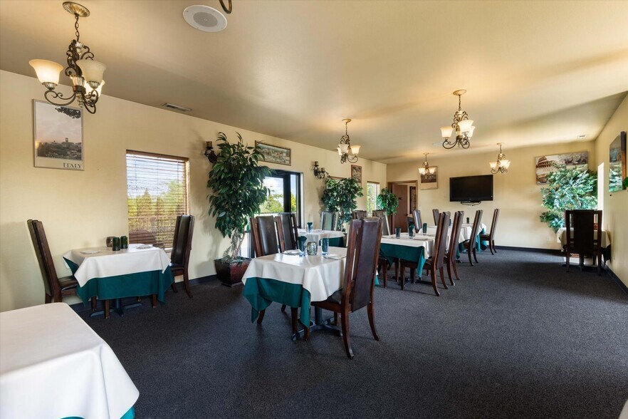 More Photos Of 7000 W Okanogan Pl, Kennewick Restaurant For Sale