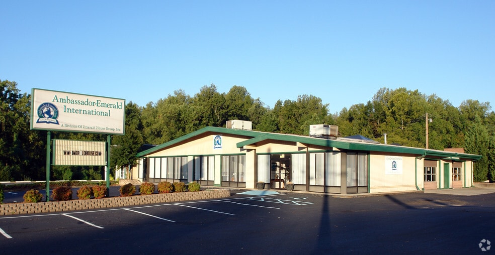 More Photos Of 427 Wade Hampton Blvd, Greenville Freestanding For Lease