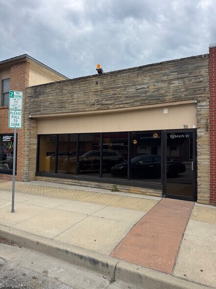 More Photos Of 711 Main St, Grandview Storefront For Lease