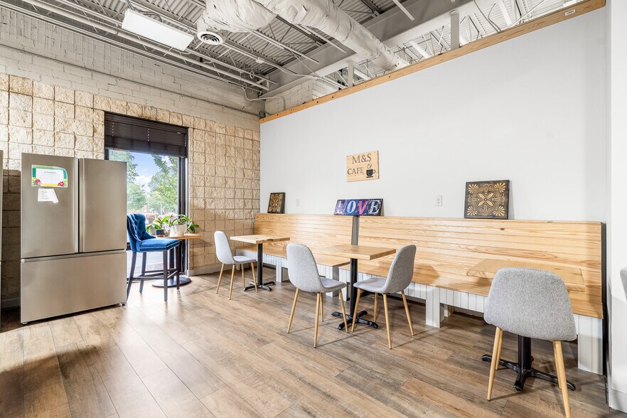 More Photos Of 508 S Lexington Ave, Burlington Office For Sale