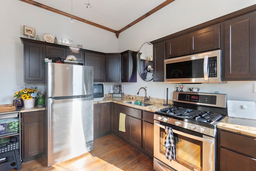 More Photos Of 411 E 10th St, Newport Storefront Retail Residential For Sale