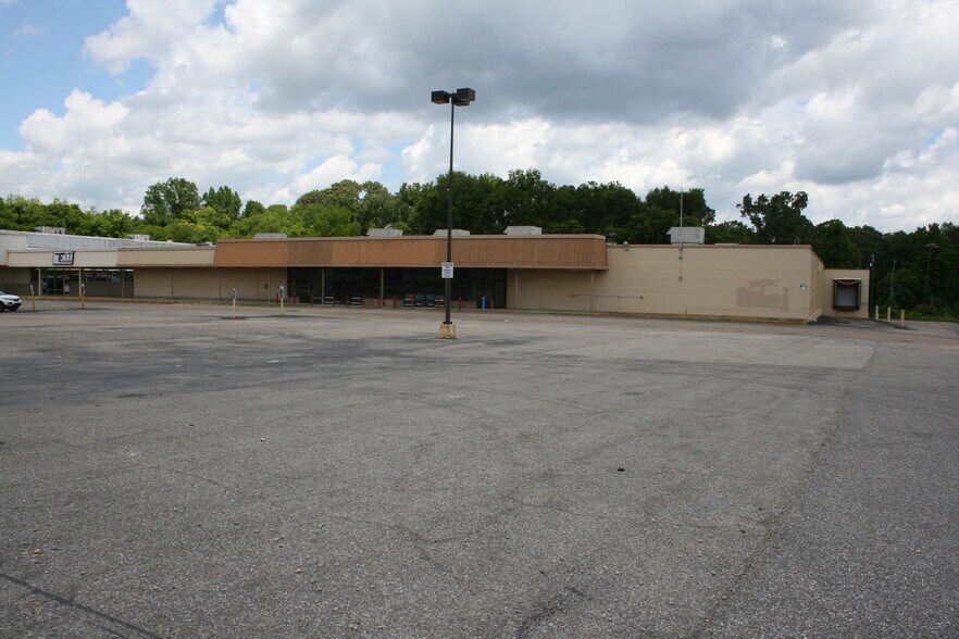 More Photos Of 1302 Gilmer Ave, Tallassee Freestanding For Lease