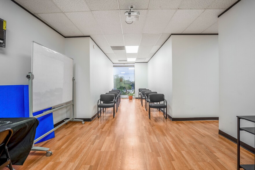 More Photos Of 1110 N Loop 336 W, Conroe Office For Lease
