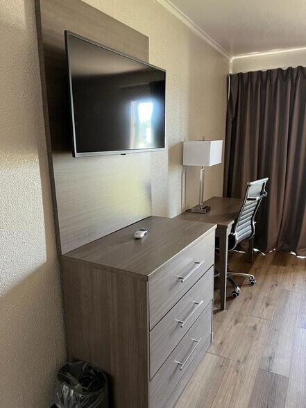 More Photos Of 203 N I-45, Madisonville Hotel For Sale