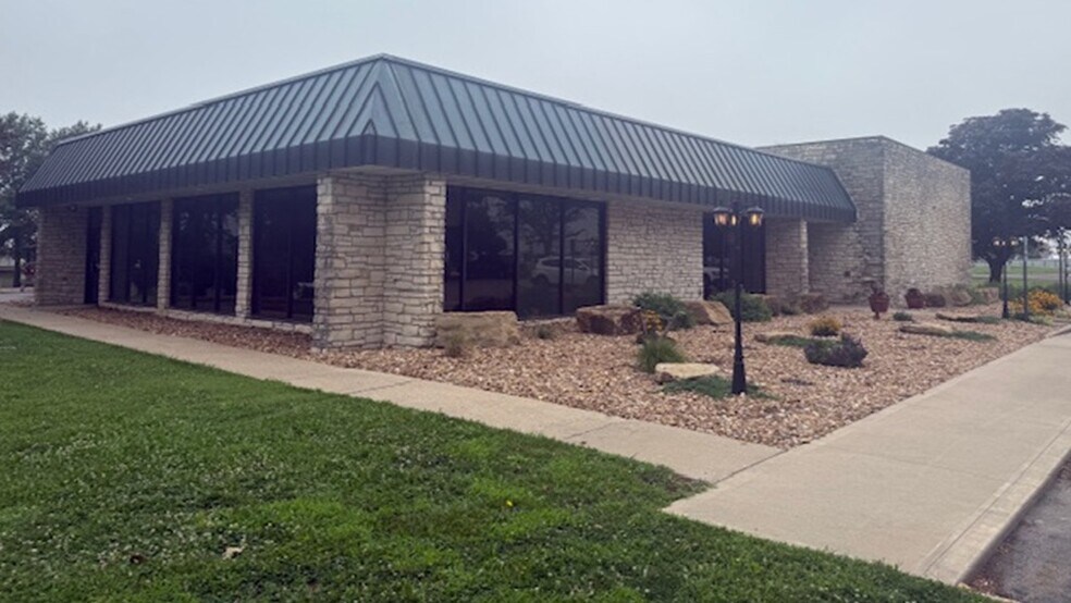 Primary Photo Of 3401 Pine St, Higginsville Medical For Sale