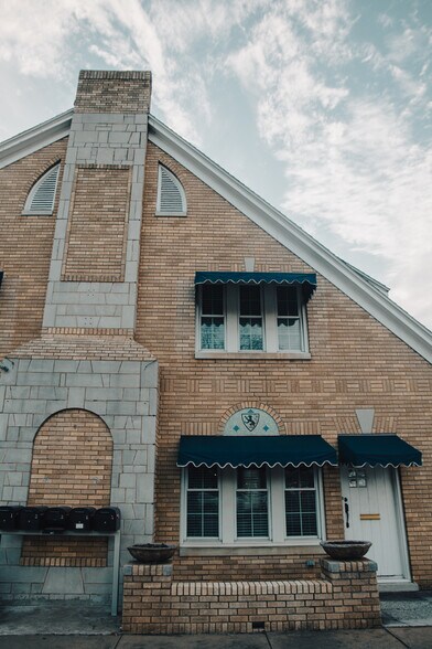 More Photos Of 355 N College Ave, Fayetteville Office For Sale