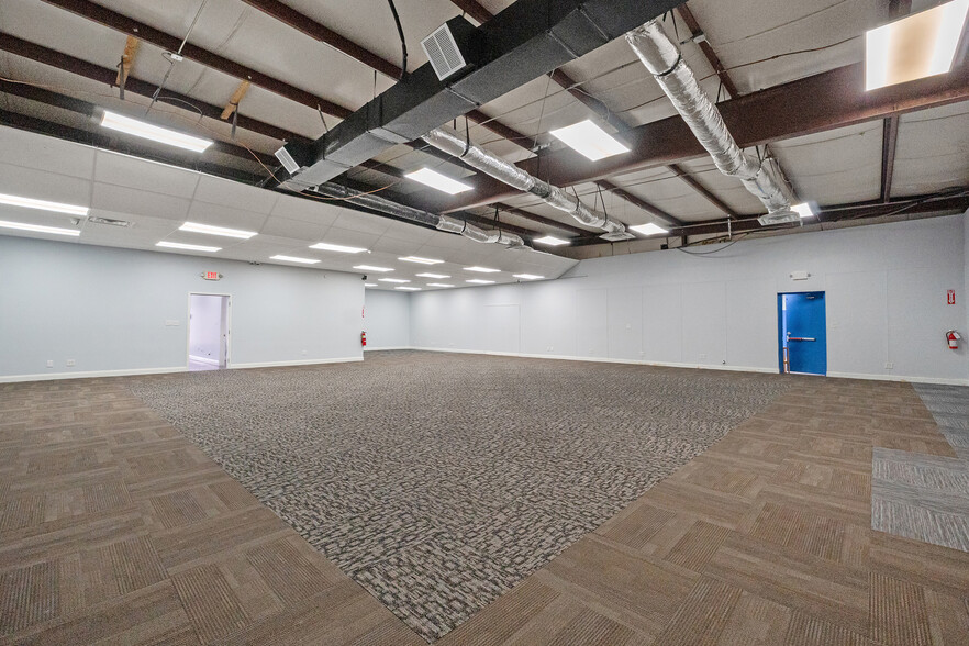 More Photos Of 2613-2617 Executive Point Dr, Monroe Showroom For Lease