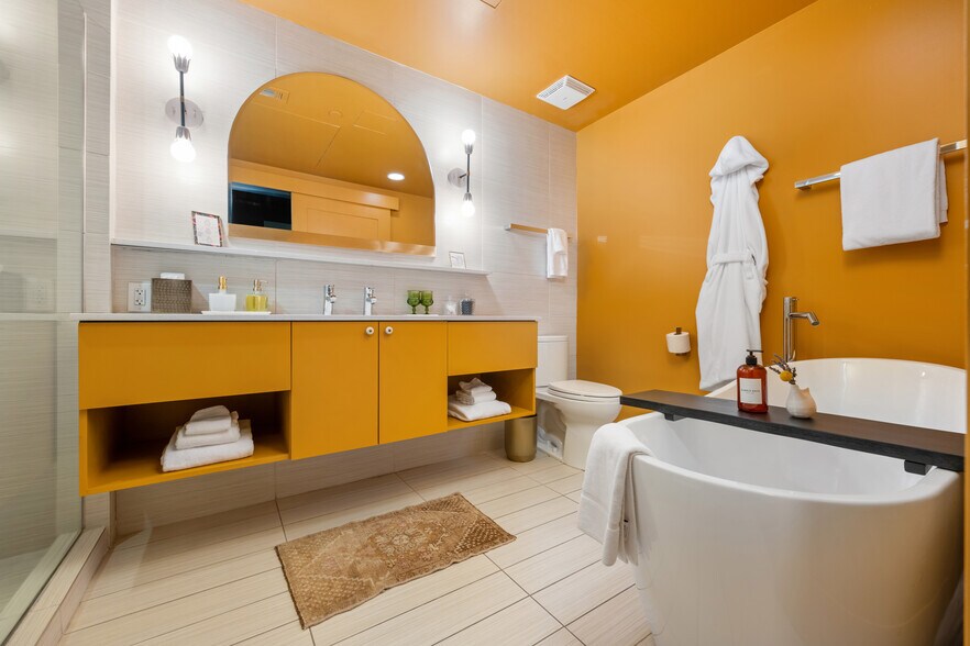 More Photos Of 1123 E 11th St, Austin Hotel For Sale