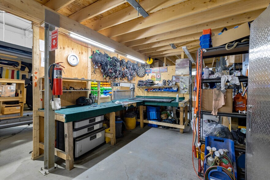 More Photos Of 150 Boul Saint-Martin O, Laval Light Distribution For Lease