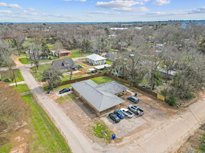 More Photos Of 300 S Cedar St, Crockett Apartments For Sale