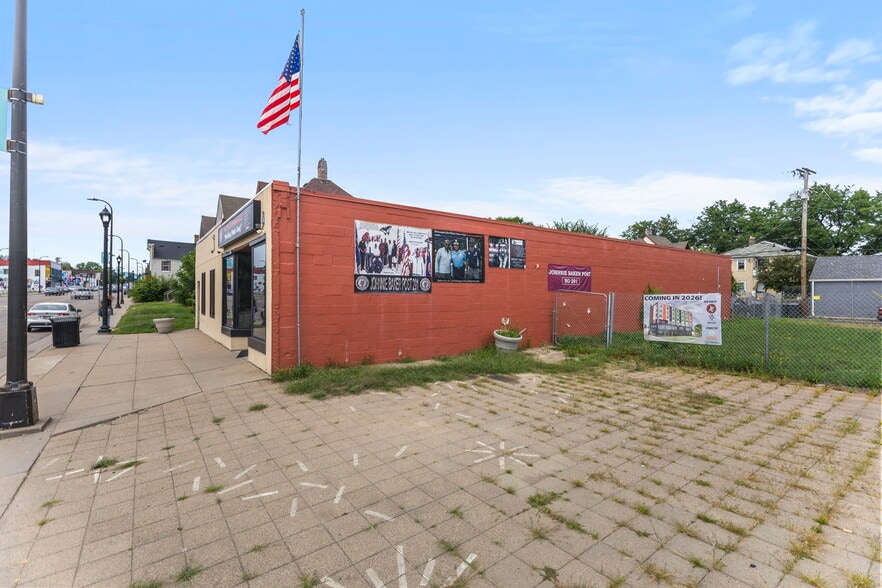 More Photos Of 2038 W Broadway Ave, Minneapolis Storefront For Sale