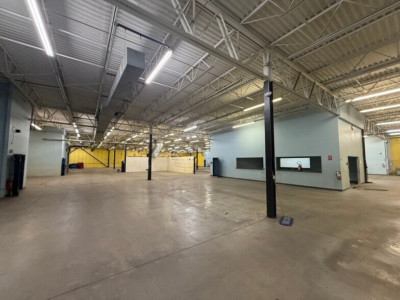 More Photos Of 4 Cabot Rd, Hudson Light Manufacturing For Lease