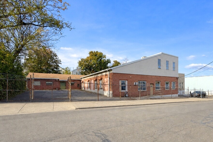 More Photos Of 229-261 Merriam St, Bridgeport Warehouse For Sale