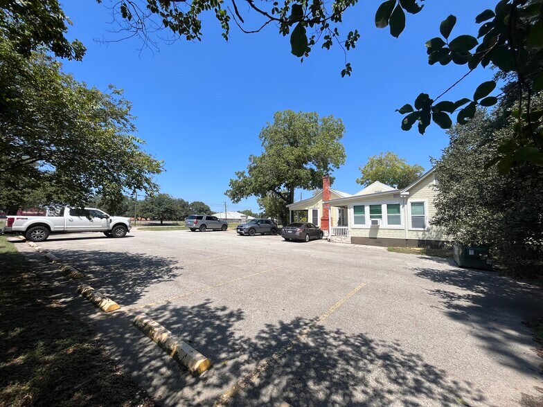 More Photos Of 211 Railroad St, Buda Medical For Sale