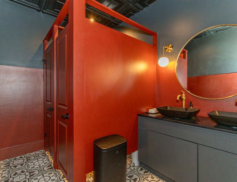 More Photos Of 1444 Dupont St, Toronto Showroom For Sale