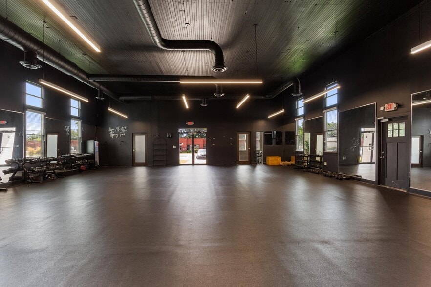 More Photos Of 5576 Peachtree Rd, Atlanta Storefront Retail Office For Lease