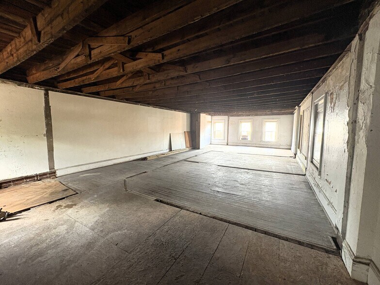 More Photos Of 207 W Main St, Mayodan Storefront Retail Residential For Sale