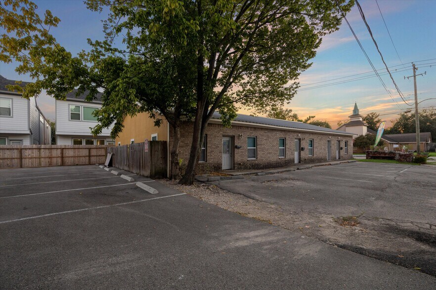 More Photos Of 6212 N Main St, Houston Office For Sale