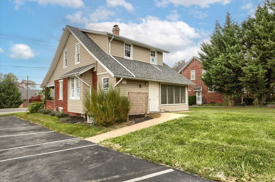 More Photos Of 1918 Carlisle Rd, York Office Residential For Sale