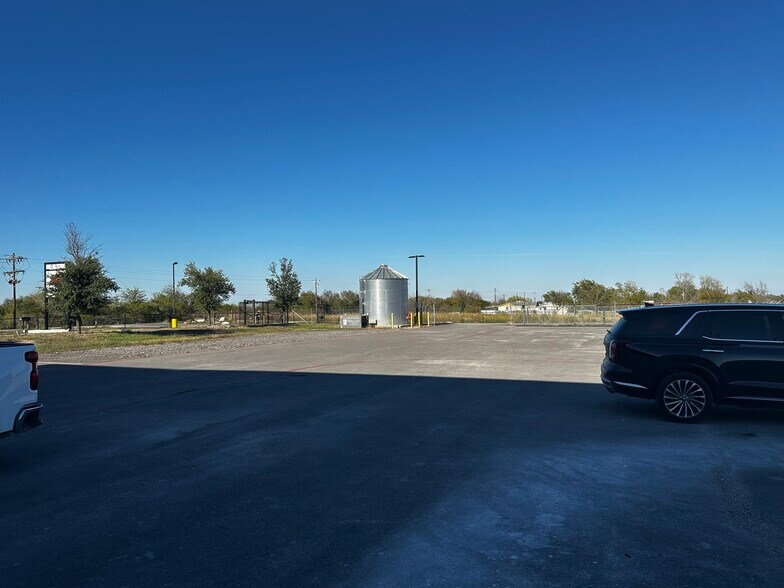 More Photos Of 11721 Von Quintus Rd, Austin Flex For Lease