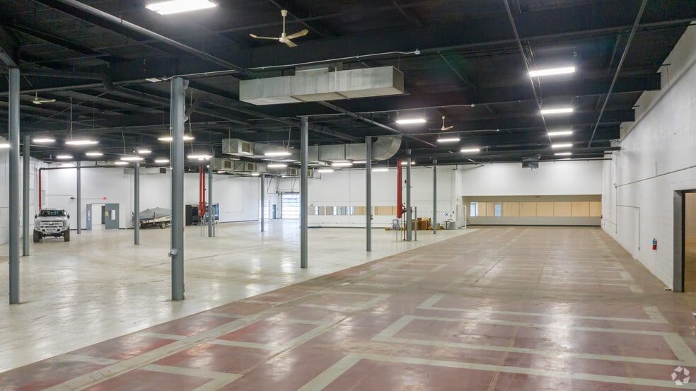 More Photos Of 7080 N Mccormick Blvd, Lincolnwood Warehouse For Lease