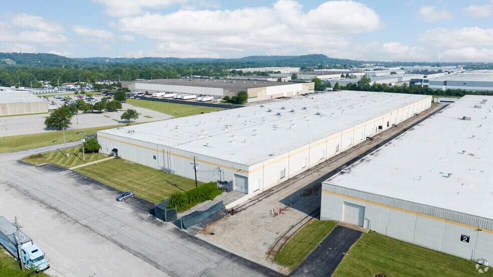 More Photos Of 8169 National Tpke, Louisville Distribution For Lease