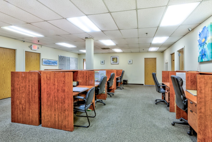 More Photos Of 110 Bi County Blvd, Farmingdale Light Distribution For Lease