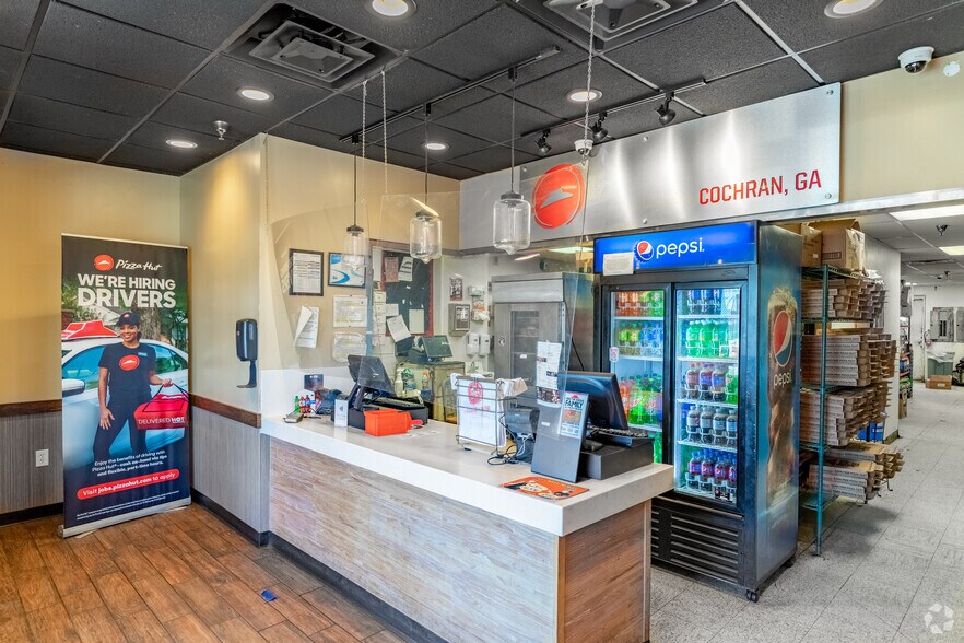 More Photos Of 140 W Dykes St, Cochran Supermarket For Lease