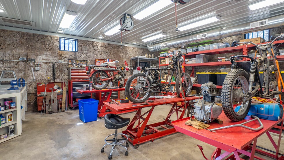 More Photos Of 105 E Couch St, Alton General Retail For Sale