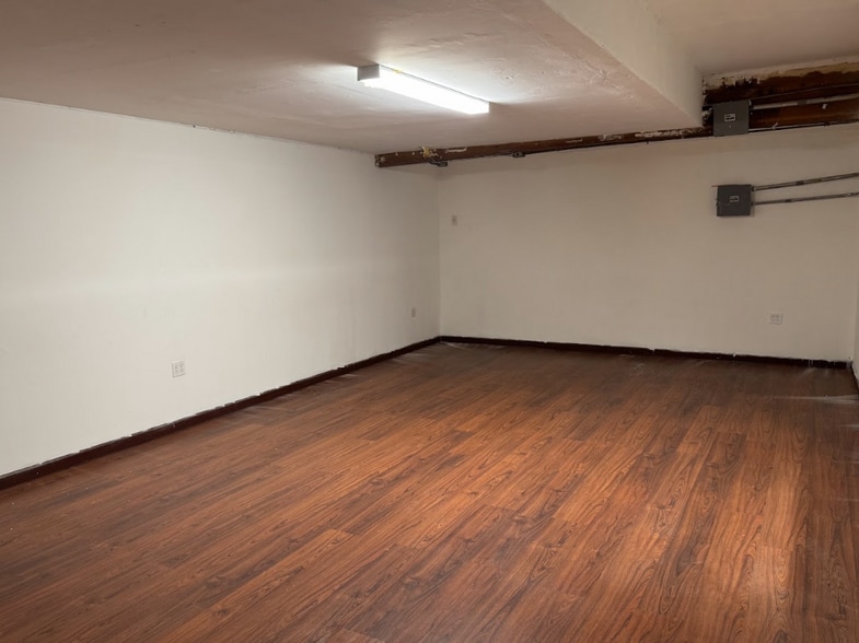 More Photos Of 21333 Deering Ct, Canoga Park Distribution For Sale