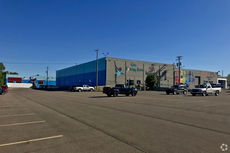 More Photos Of 925 N Lapeer Rd, Oxford General Retail For Lease