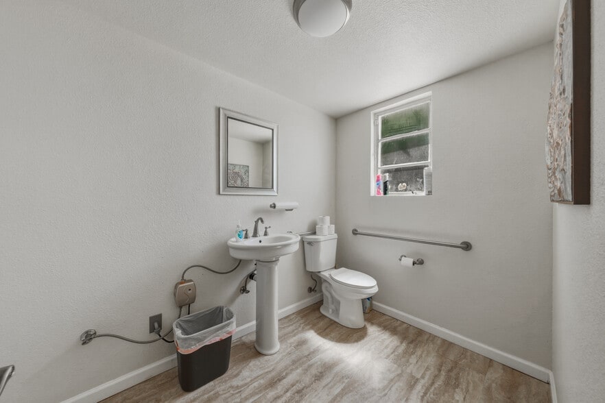 More Photos Of 14420 Lakeshore Dr, Clearlake Office For Sale