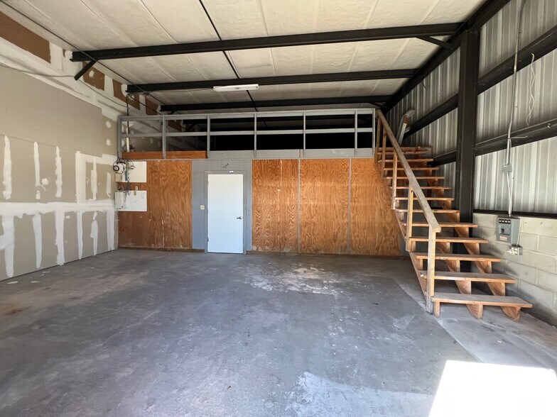 More Photos Of 2907 Brooks St, Lakeland Industrial For Lease