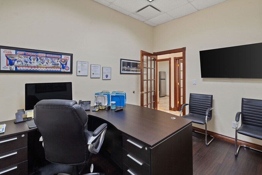 More Photos Of 7901 Kingspointe Pky, Orlando Showroom For Sale