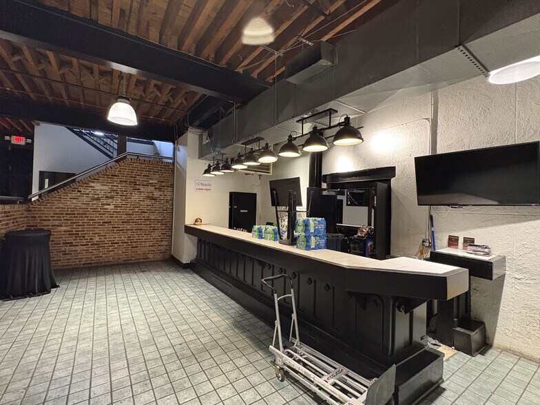 More Photos Of 316-318 Guilford Ave, Baltimore Bar For Sale