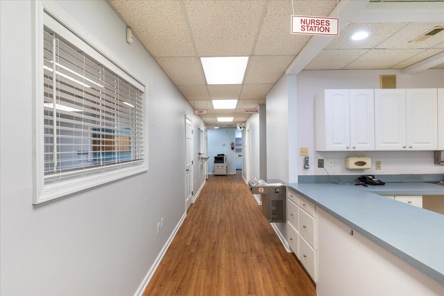 More Photos Of 10623 Crestwood Dr, Manassas Office For Sale