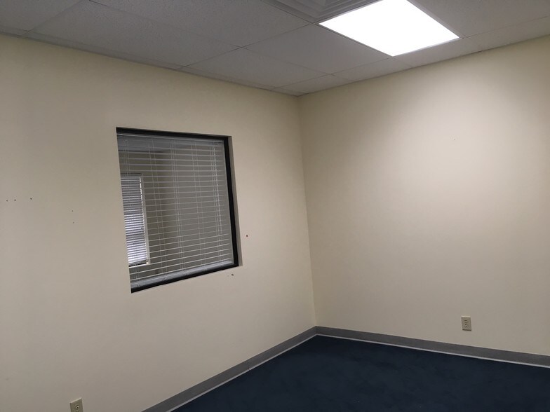 More Photos Of 508 Holly Hill Ln, Burlington Office Residential For Lease