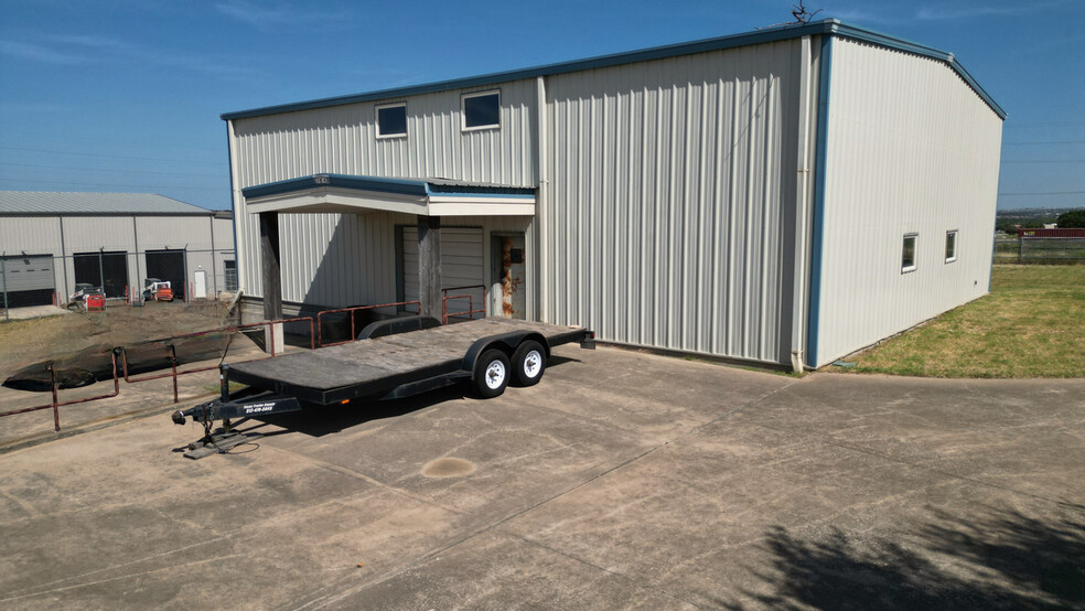 More Photos Of 30 Roundville Ln, Round Rock Light Distribution For Sale