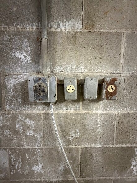 More Photos Of 910 Edgefield St, Greenwood Light Distribution For Sale